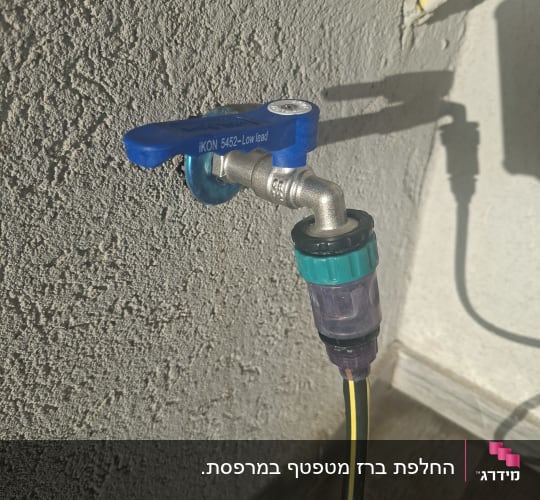 ברז מים עם צינור מחובר לקיר